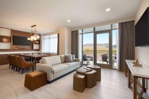 Hilton North Scottsdale At Cavasson的休息区