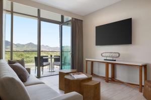 Hilton North Scottsdale At Cavasson的电视和/或娱乐中心