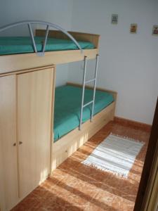 イスラにあるApartamento en Isla Playaの二段ベッド(緑色のマットレス付)が備わる客室です。