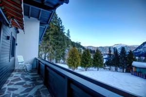 einen Balkon mit Blick auf einen verschneiten Berg in der Unterkunft Ferienwohnung Jessy in Maurach