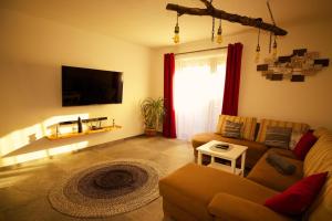 ein Wohnzimmer mit einem Sofa und einem Tisch in der Unterkunft Ferienwohnung Jessy in Maurach