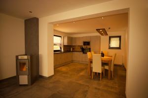 a kitchen and dining room with a table and chairs at Ferienwohnung Jessy in Maurach