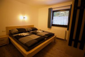 Schlafzimmer mit einem Bett und einem Fenster in der Unterkunft Ferienwohnung Jessy in Maurach