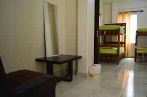 a living room with a table and a mirror at Hostal Killa360 Luna in Santa Cruz de la Sierra
