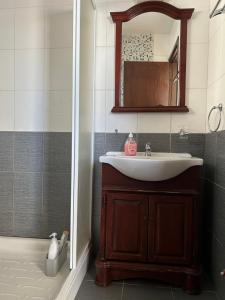 bagno con lavandino e specchio di Extremely comfy 10min walk to Beach & Town a Larnaka