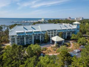 una vista aérea de un edificio con el océano en el fondo en Hilton Grand Vacations Club Sandestin en Destin