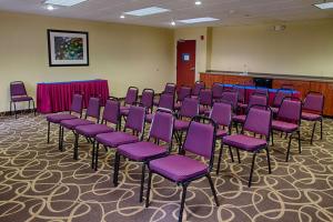 una sala de conferencias con sillas moradas y un podio en Hampton Inn Dayton/Huber Heights, en Huber Heights