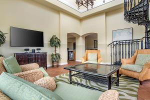 uma sala de estar com uma mesa e cadeiras e uma televisão em Hilton Grand Vacations Club Sandestin em Destin