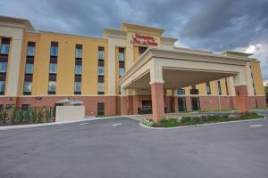 un hotel con un cartel en la parte delantera en Hampton Inn & Suites by Hilton Tampa Busch Gardens Area en Tampa