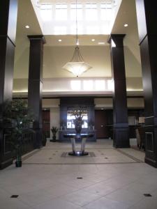 a lobby with a table in the middle of a building at Hilton Garden Inn Clovis in Clovis