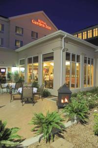 un restaurante con chimenea frente a un edificio en Hilton Garden Inn Clovis en Clovis