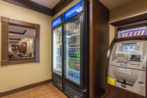 - une machine à soda dans une chambre avec refroidisseur de boissons dans l'établissement Hampton Inn Bangor, à Bangor