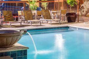 吉尔伯特Hampton Inn & Suites Phoenix - East Mesa in Gilbert的一个带椅子的游泳池以及一个喷泉