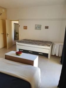 een woonkamer met een bed en een tafel bij Beira Mar Apartment in Portimão