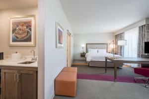 Hampton Inn & Suites Phoenix - East Mesa in Gilbert的电视和/或娱乐中心