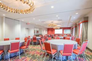una sala conferenze con tavoli, sedie e schermo per proiezioni di Hampton Inn & Suites Phoenix - East Mesa in Gilbert a Gilbert