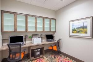 Hampton Inn & Suites Phoenix - East Mesa in Gilbert的电视和/或娱乐中心