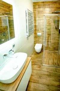 W łazience znajduje się umywalka i prysznic. w obiekcie LOFT APARTAMENT NAMYSŁÓW w mieście Namysłów