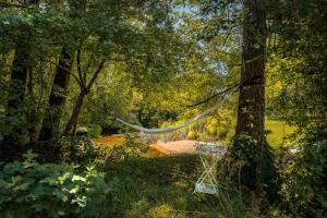 uma rede na floresta junto a um rio em Le Moulin de Bafave em Périssac