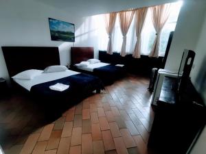 Łóżko lub łóżka w pokoju w obiekcie Hotel Catalina Plaza