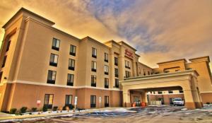 帕西帕尼的住宿－Hampton Inn and Suites Parsippany/North，停车场酒店大楼的 ⁇ 染