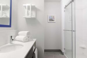 Hampton Inn O'Fallon, Il的一间浴室