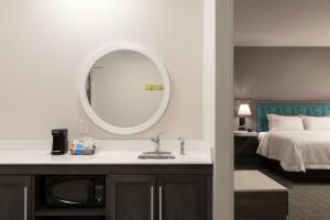 Hampton Inn O'Fallon, Il客房内的一张或多张床位