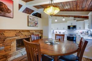 cocina y comedor con mesa de madera y sillas en Birch Bay Vacation Home, Close to Beachfront Parks, en Blaine