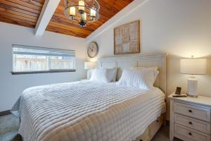 1 dormitorio con cama blanca y reloj en la pared en Birch Bay Vacation Home, Close to Beachfront Parks, en Blaine