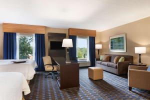 Habitación de hotel con cama y escritorio en Hampton Inn and Suites Camp Springs, en Camp Springs