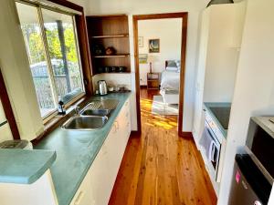 una cucina con un lavello e un piano di lavoro di Bello Cottage a Bellingen