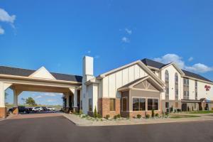 una representación de un gran edificio con aparcamiento en Hampton Inn Gaylord, en Gaylord