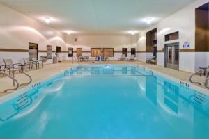 una gran piscina con agua azul en una habitación de hotel en Hampton Inn Gaylord en Gaylord