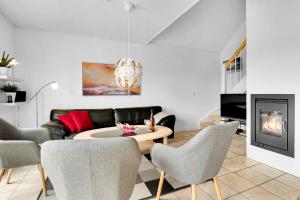 - un salon avec un canapé, une table et des chaises dans l'établissement Central Denmark, Live By The Coast, Good Activity Options, à Brenderup