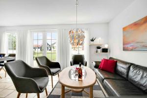 - un salon avec un canapé, des chaises et une table dans l'établissement Central Denmark, Live By The Coast, Good Activity Options, à Brenderup
