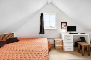 - une chambre avec un lit, un bureau et une fenêtre dans l'établissement Central Denmark, Live By The Coast, Good Activity Options, à Brenderup