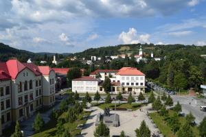z góry widok na miasto z budynkami i ulicą w obiekcie Hotel Vsacan w mieście Vsetín