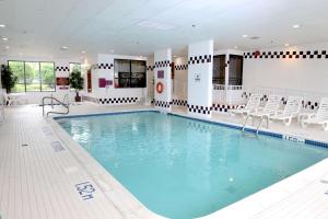 una grande piscina con sedie in un edificio di Hampton Inn & Suites by Hilton Windsor a Windsor