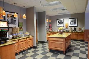 a large kitchen with aasteryasteryasteryasteryasteryasteryasteryasteryasteryasteryastery at Hampton Inn & Suites by Hilton Windsor in Windsor