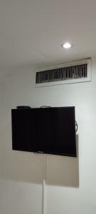 TV de pantalla plana colgada en la pared en Hotel Veleros Cartagena, en Cartagena de Indias