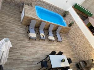 ein Wohnzimmer mit Poolblick in der Unterkunft Villa Jara 25 in Nerja