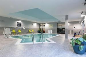 a pool in a hotel lobby with yellow chairs at Hampton Inn Black Mountain in Black Mountain