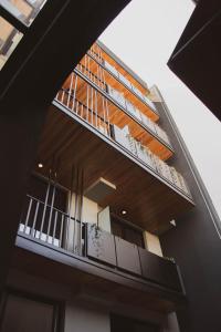 a building with a balcony with plants on it at ANDÉN FMA-Coliving in Salta