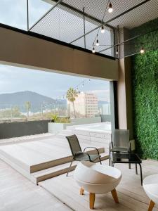 a living room with two chairs and a table at ANDÉN by FMA Coliving in Salta
