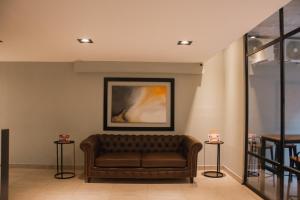 sala de estar con sofá y pintura en ANDÉN FMA-Coliving en Salta