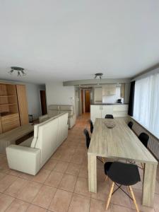 ein Esszimmer und eine Küche mit einem Tisch und Stühlen in der Unterkunft Hotel Du Soleil in Knokke-Heist
