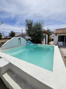 una gran piscina azul en un patio en Além do Tejo, en Arraiolos