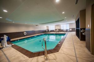 - une grande piscine dans une chambre d'hôtel dans l'établissement Hampton Inn Fort Morgan, à Fort Morgan