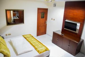 Un pat sau paturi într-o cameră la Dellagio Hotel