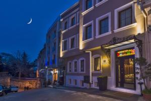 un edificio en una calle por la noche en Four Doors Hotel, en Estambul